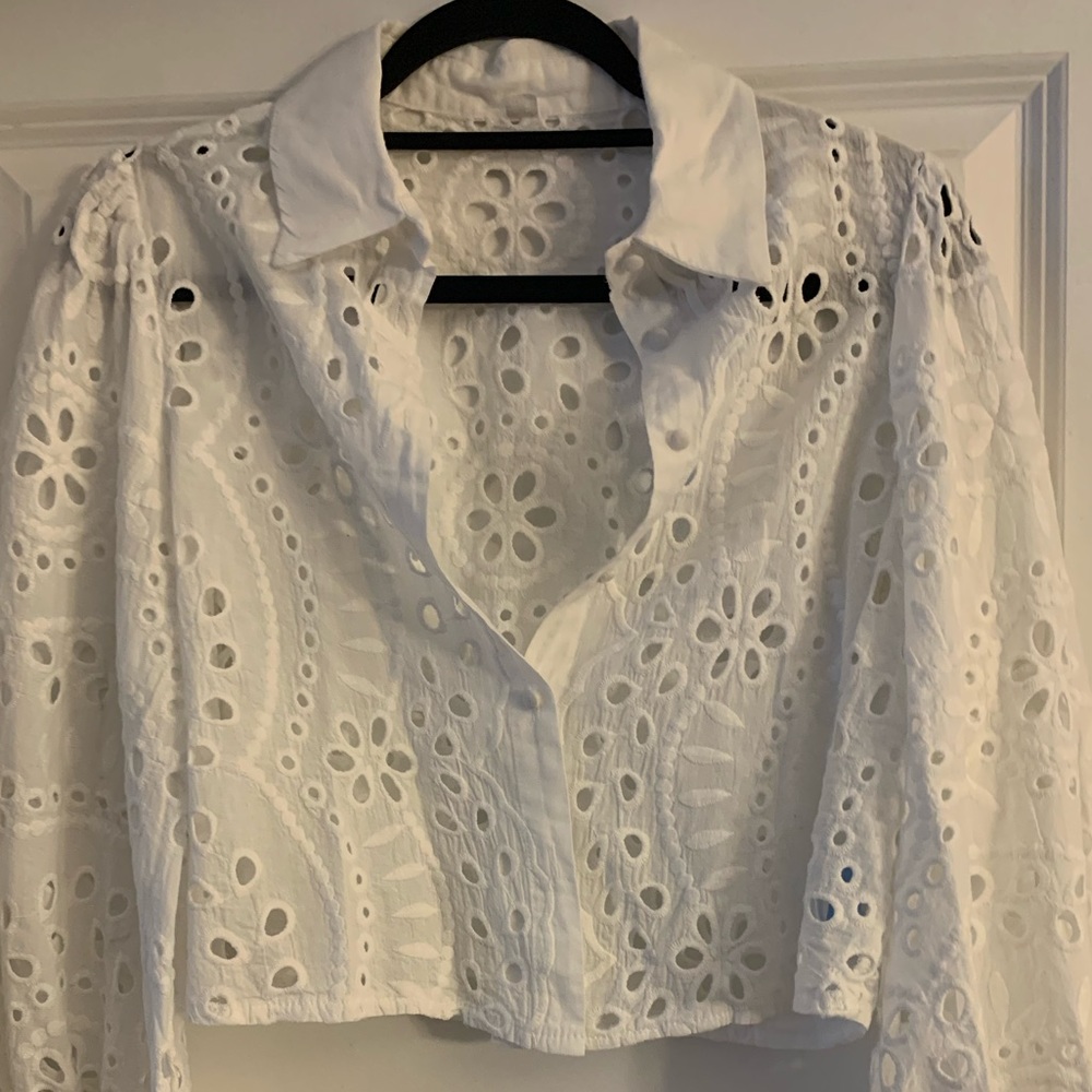 White embroider cropped top.